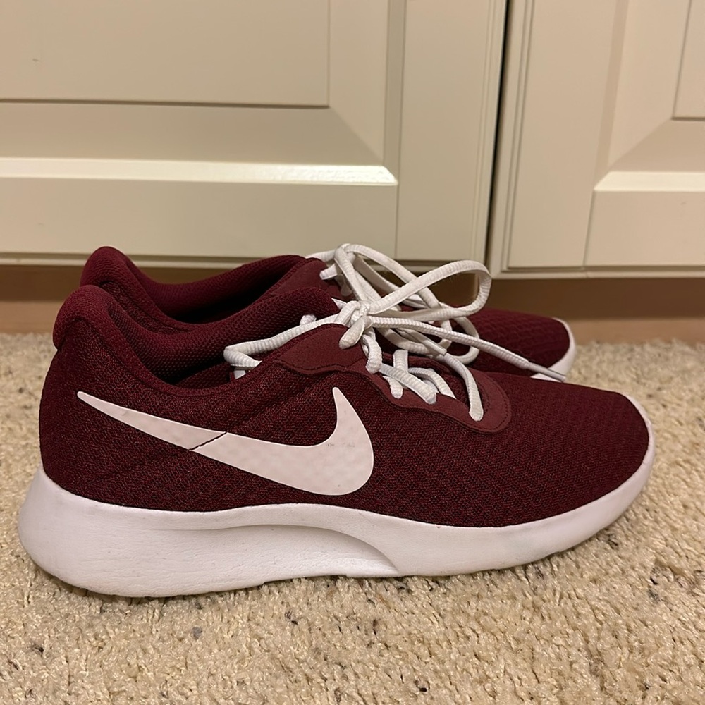 NIKE maroon women’s workout shoe